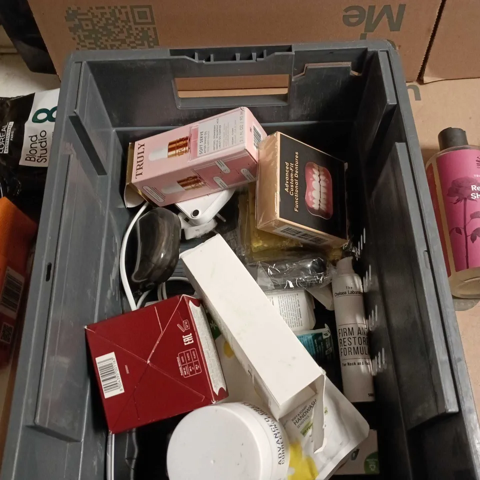 TOTE OF APPROXIMATELY 12 ASSORTED COSMETICS TO INCLUDE: RADOX SHOWER GEL