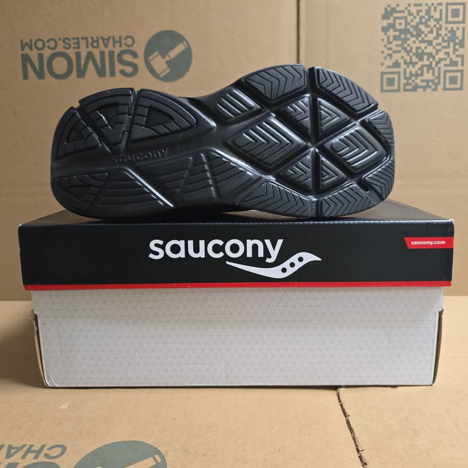 BOXED PAIR OF SAUCONY GUIDE 18 TRAINERS IN TRIPLE BLACK SIZE UK 7