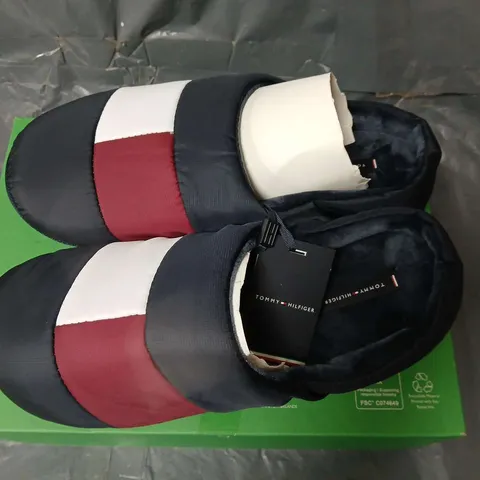 TOMMY HILFIGER NYLON FLAG HOUSE SHOES - 43/44