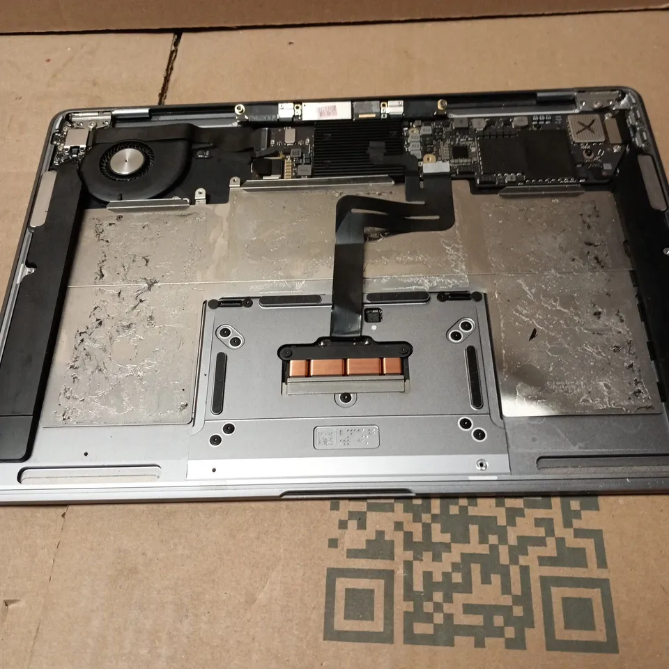 TOTE OF APPROXIMATELY 6 ASSORTED ELECTRICAL ITEMS TO INCLUDE APPLE ETC