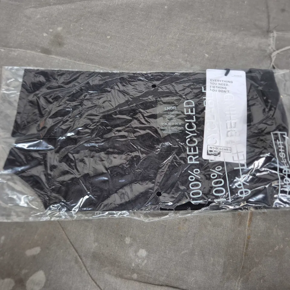 BAGGED LDNR THE POWER CROP TANK IN BLACK - S-M