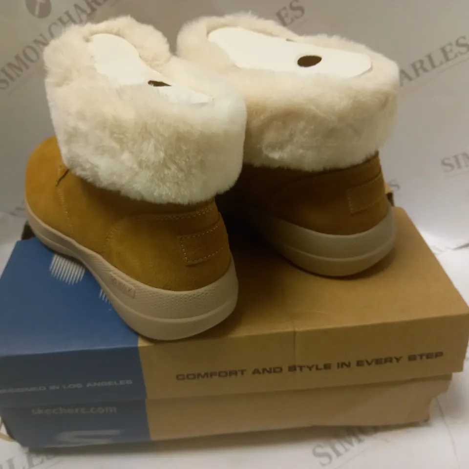 BOXED SKETCHERS PERFOMANCE CHESNUT - SIZE 6