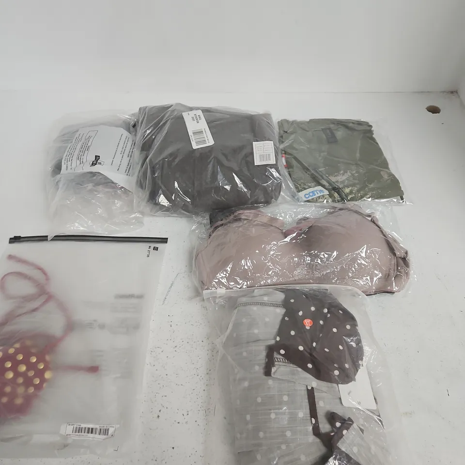 BOX OF APPROXIMATELY 15 ASSORTED CLOTHING ITEMS IN VARIOUS CLOLURS, SIZES AND STYLES