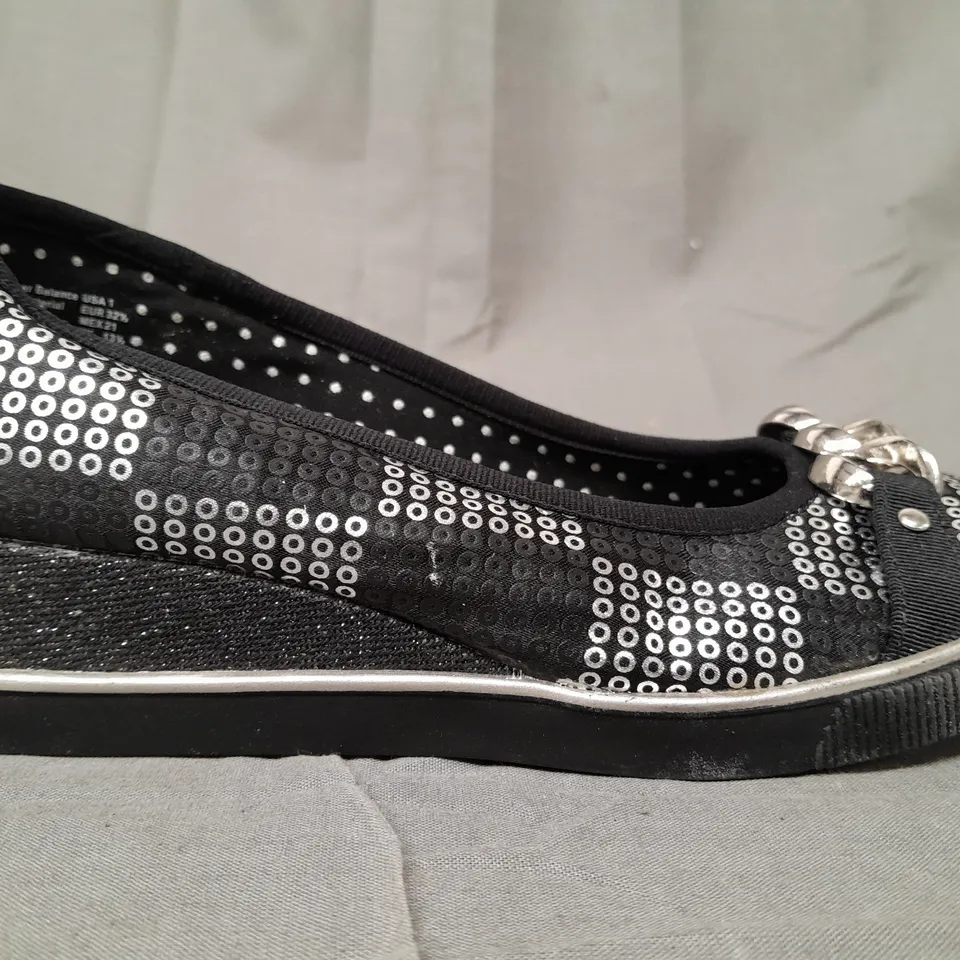 BOX OF APPROXIMATELY 15 PAIRS OF SMARTFIT SLIP-ON LOW WEDGE SHOES IN BLACK/METALLIC SILVER - VARIOUS SIZES