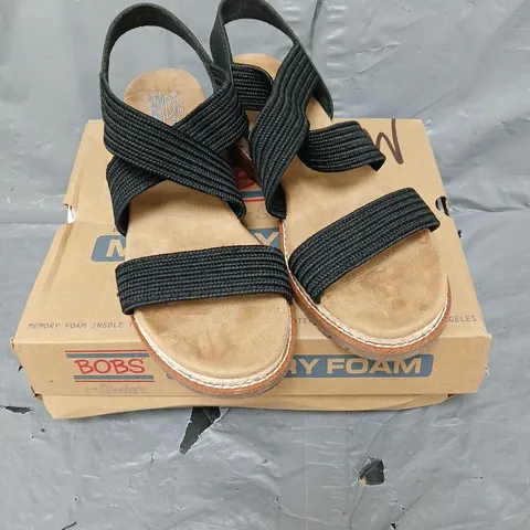 BOXED PAIR OF SKECHERS UPTOWN SANDALS IN BLACK SIZE 7