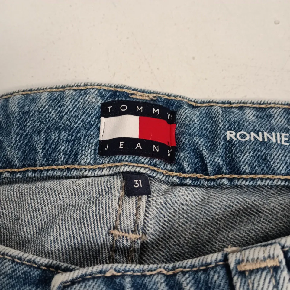 TOMMY JEANS RONNIE SHORT DENIM SHORTS – UK 31