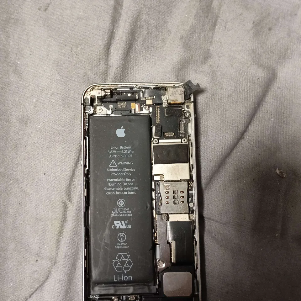 LOT OF APPROXIMATELY 45 ASSORTED PHONE/TABLET PARTS TO INCLUDE: IPHONE SHELLS