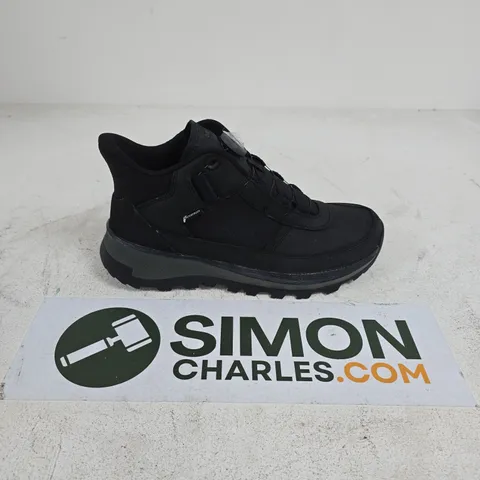 UNBOXED PAIR OF DECATHLON QUECHUA WATERPROOF WALKING BOOTS IN BLACK - UK 8.5