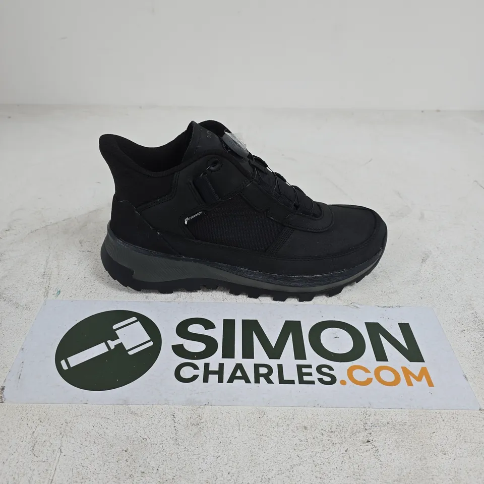 UNBOXED PAIR OF DECATHLON QUECHUA WATERPROOF WALKING BOOTS IN BLACK - UK 8.5