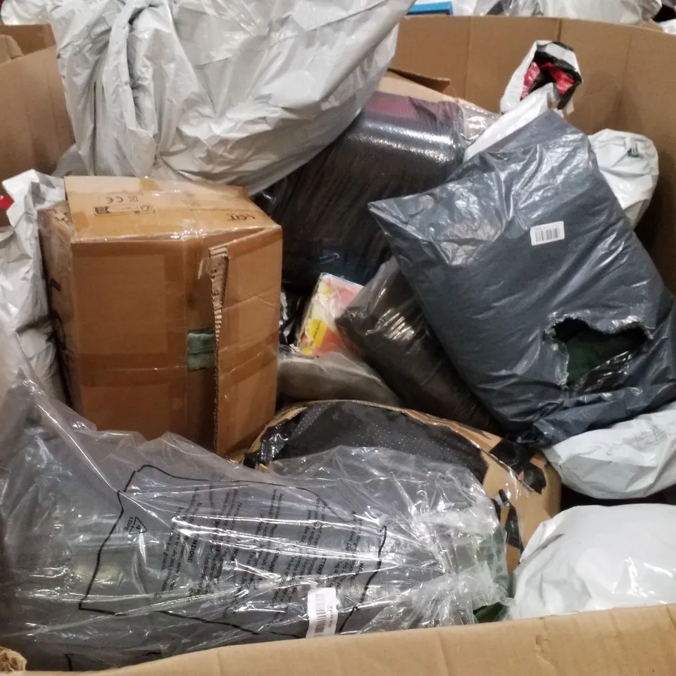 PALLET CONTAINING ASSORTED PILLOWS & CUSHIONS