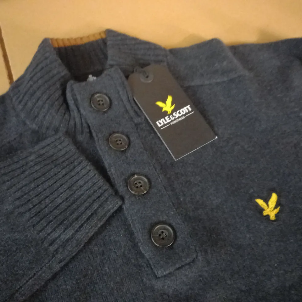 LYLE & SCOTT FUNNEL NECK KNIT JUMPER IN DARK NAVY - M