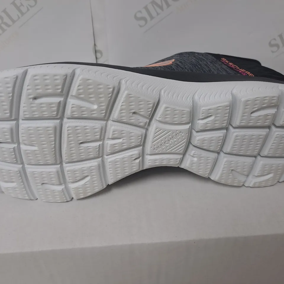 BOXED SKECHERS SLIP INS BLACK SIZE 6