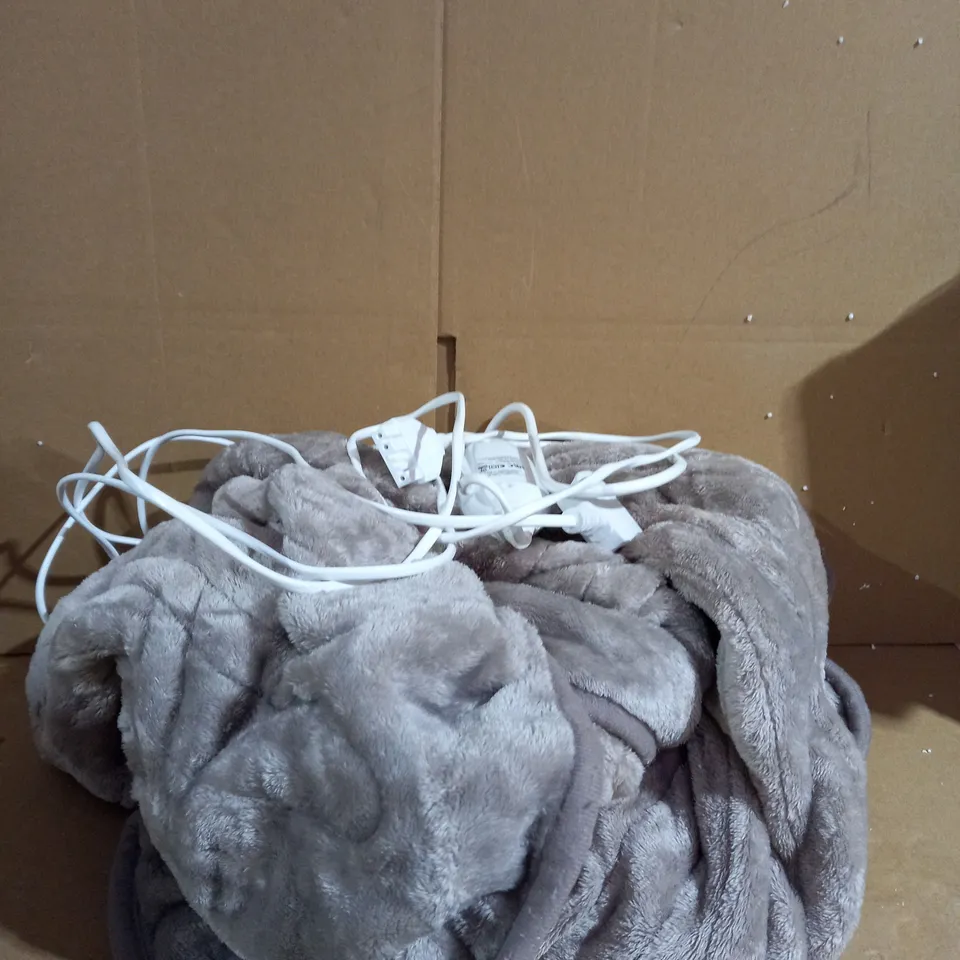  COZEE HOME HEATED PLUSH WASHABLE THROW - SILVER GREY