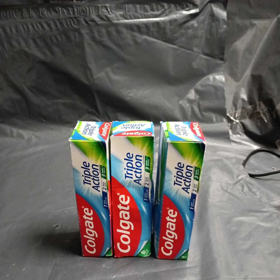 TOTE OF APPROXIMATELY 15 ASSORTED COSMETIC ITEMS TOO INCLUDE SHOWER STEAMERS, COLGATE AND CITRIC ACID