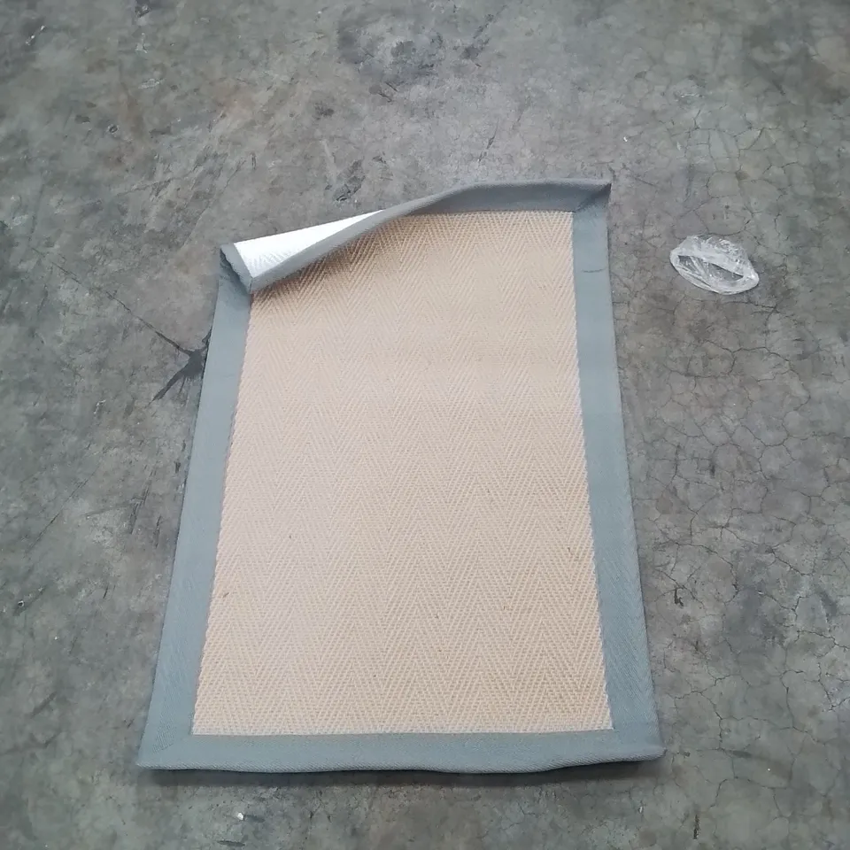 QUALITY DESIGNER AREA RUG - APPROXIMATELY 90X60CM