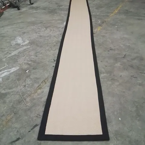 QUALITY DESIGNER AREA RUG - APPROXIMATELY 780X60CM