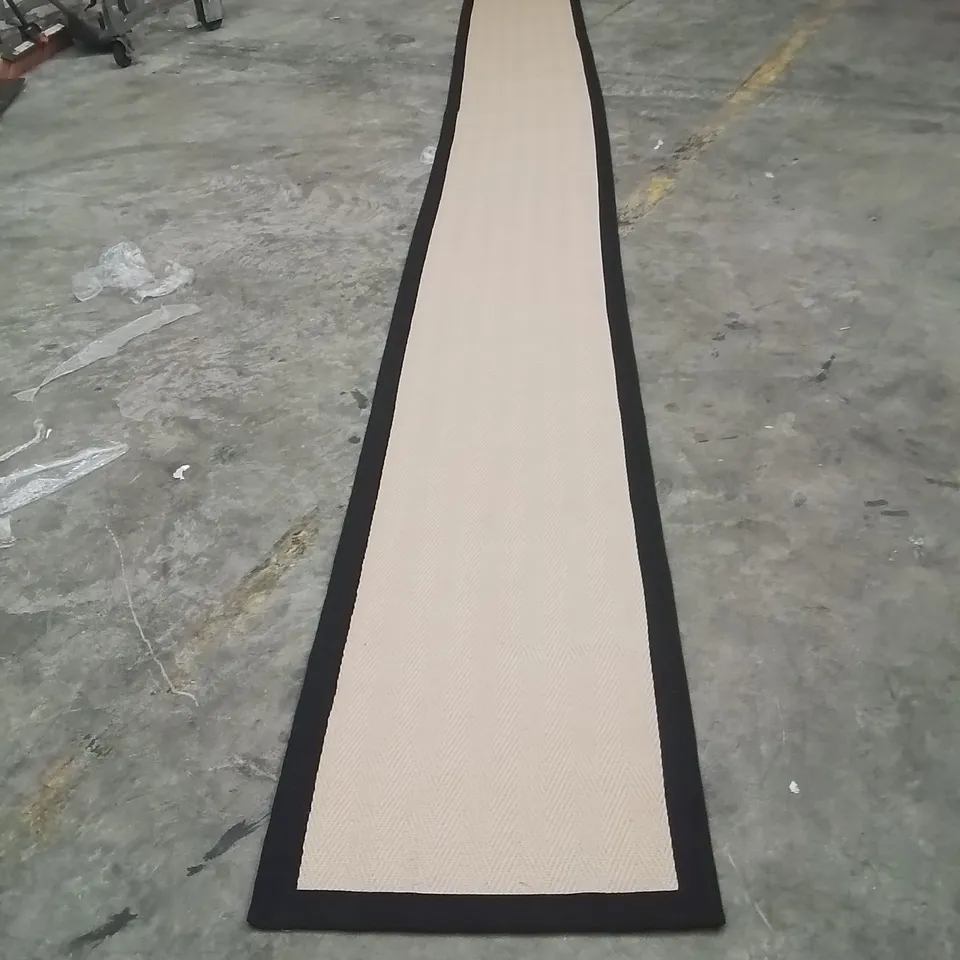 QUALITY DESIGNER AREA RUG - APPROXIMATELY 780X60CM