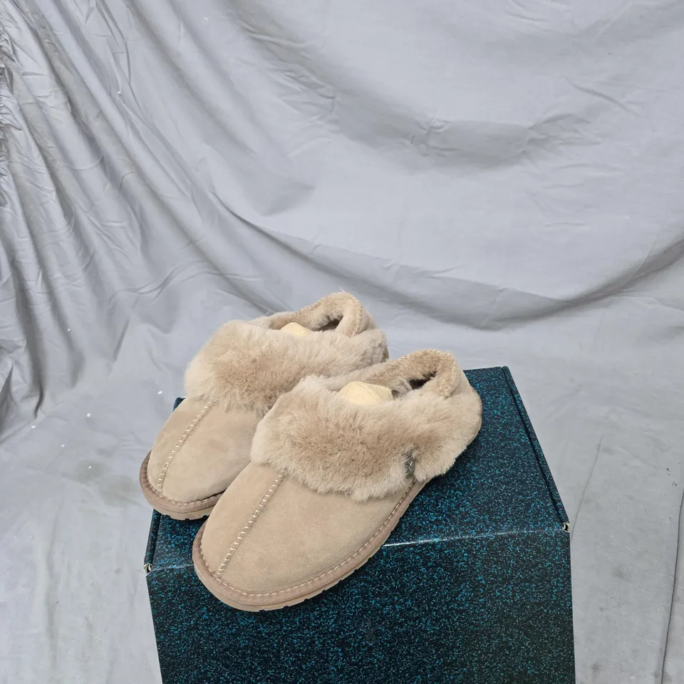 UK 9 EMU AUSTRALIA SHEEPSKIN SLIPPERS – MUSHROOM