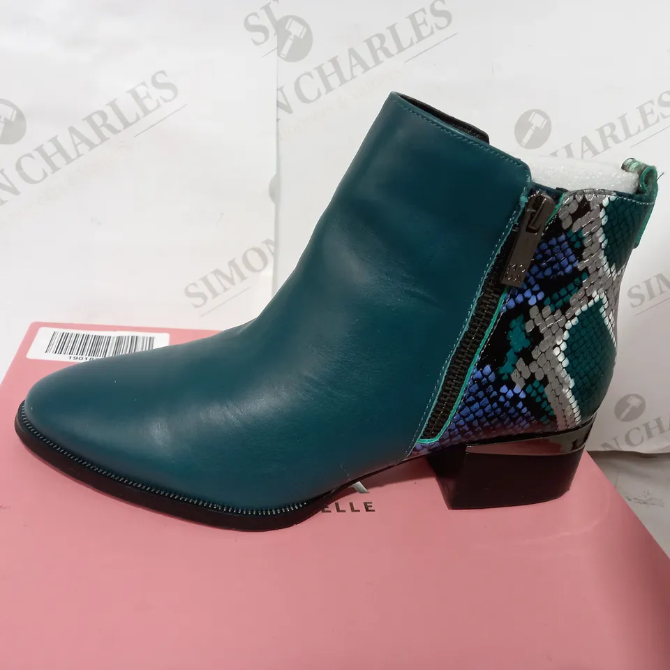 BOXED PAIR OF MODA TEAL/EMBELLISHED ANKLE BOOT - SIZE 6