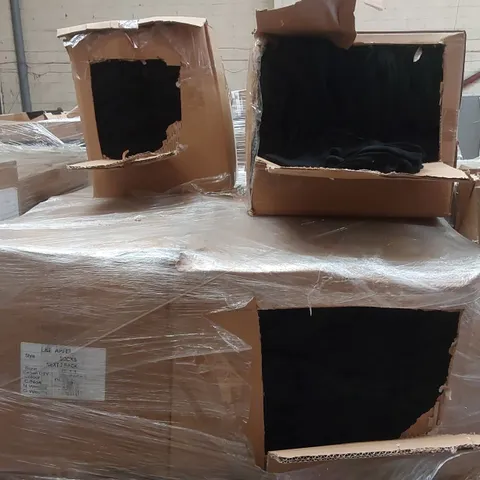 PALLET CONTAINING A VERY LARGE QUANTITY OF ASSORTED SOCKS