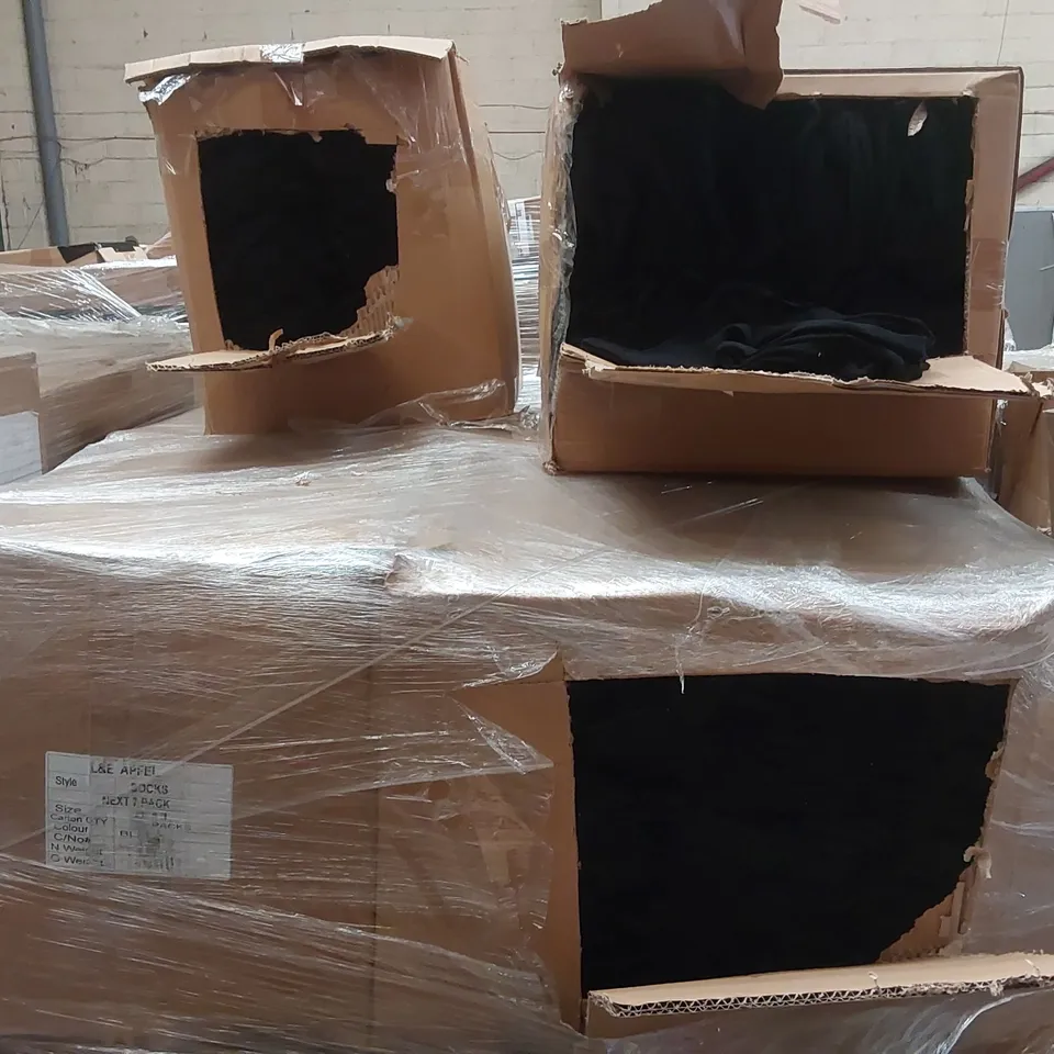 PALLET CONTAINING A VERY LARGE QUANTITY OF ASSORTED SOCKS