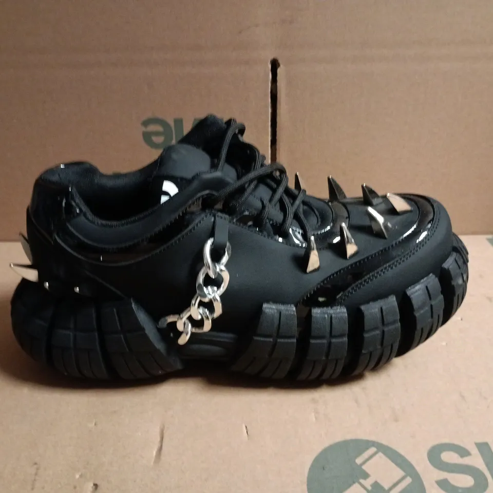 BOXED KOI DEATHBRAND SPIKE TREAD TRAINERS IN EBONY/SILVER, UK SIZE 7