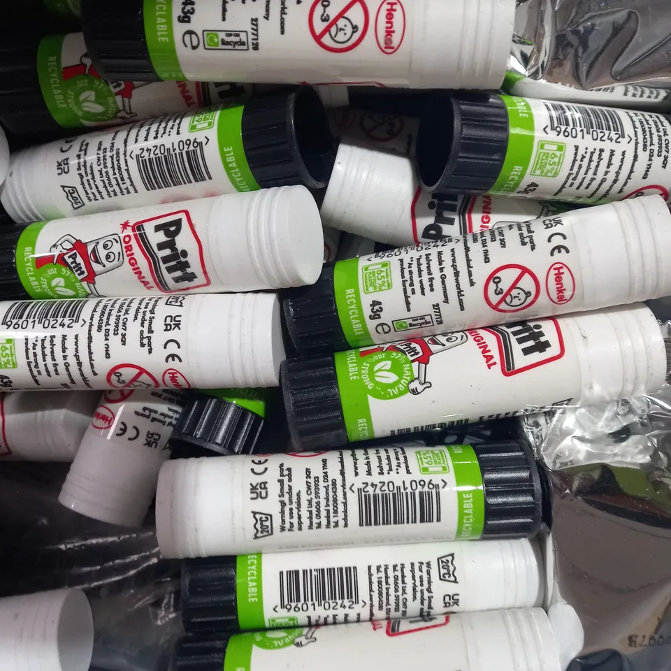 LOT OF APPROXIMATELY 10 ASSORTED HOUSEHOLD ITEMS TO INCLUDE PRITT STICK, GROUT PEN, DRAPER STAPLES, ETC