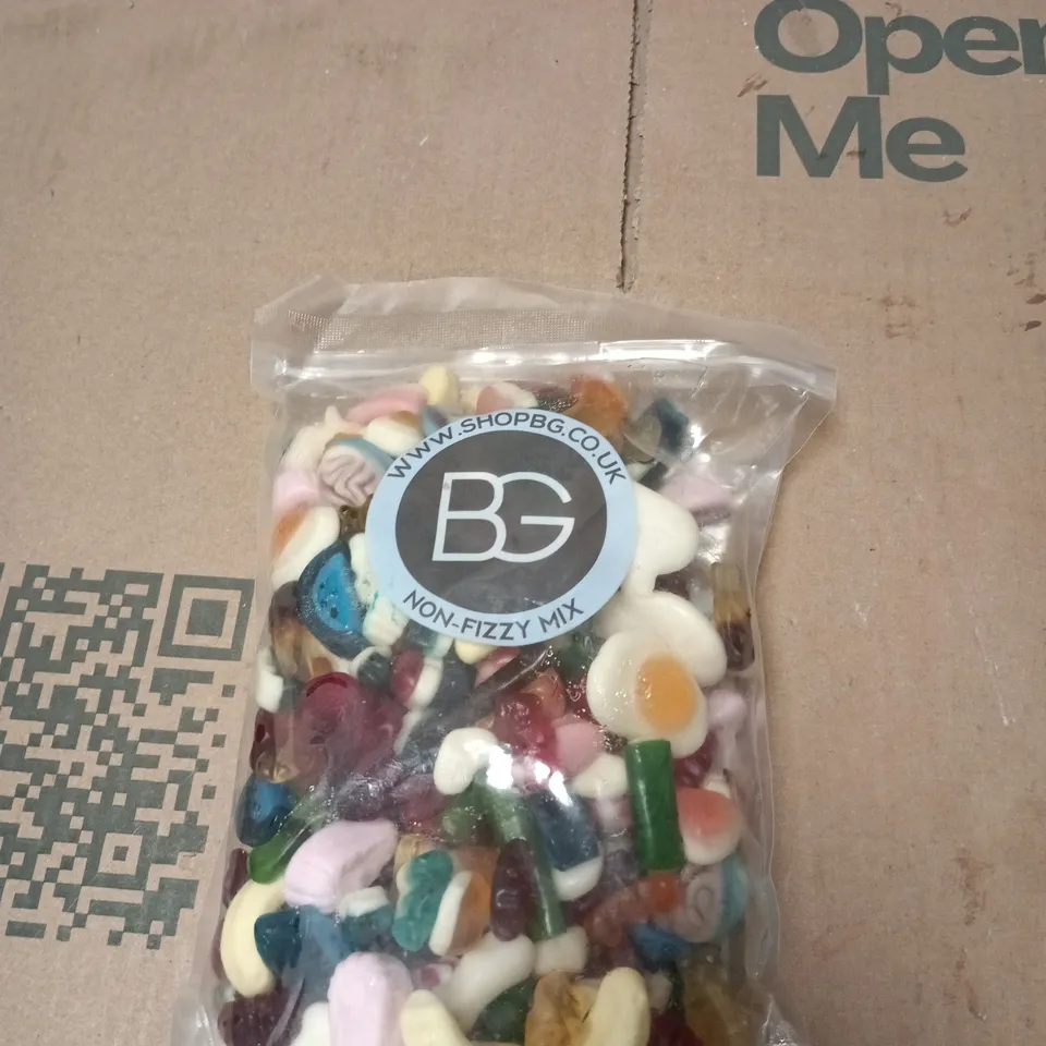 APPROXIMATELY 10  ASSORTED FOOD ITEMS INCLUDING SERRPHIC EXTRA VIRGIN OLIVE OIL AND NON FIZZY SWEET MIX 