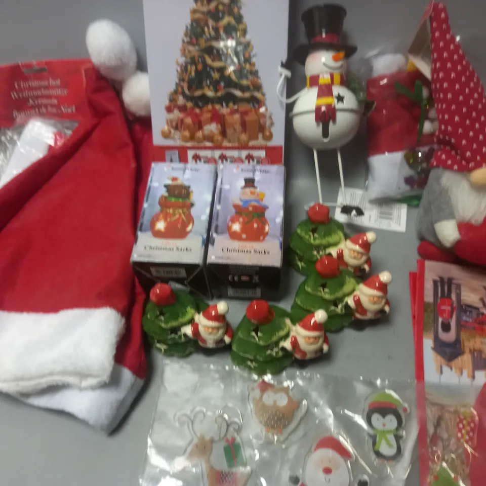 LOT OF ASSORTED SEASONAL ITEMS TO INCLUDE SEALED MEDIA PACK, LIGHT UP SACKS AND XMAS SACKS 