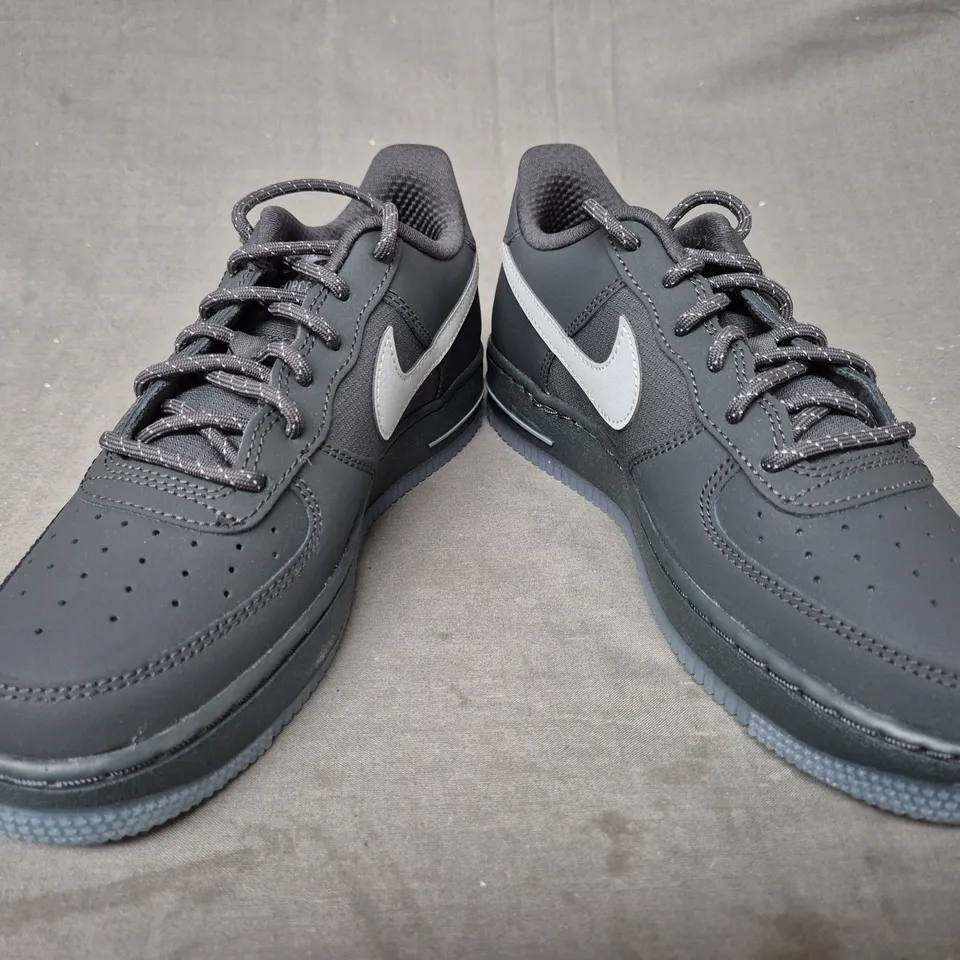 BOXED PAIR OF NIKE AIR FORCE 1 GS SHOES IN ANTHRACITE/REFLECTIVE SILVER UK SIZE 4.5