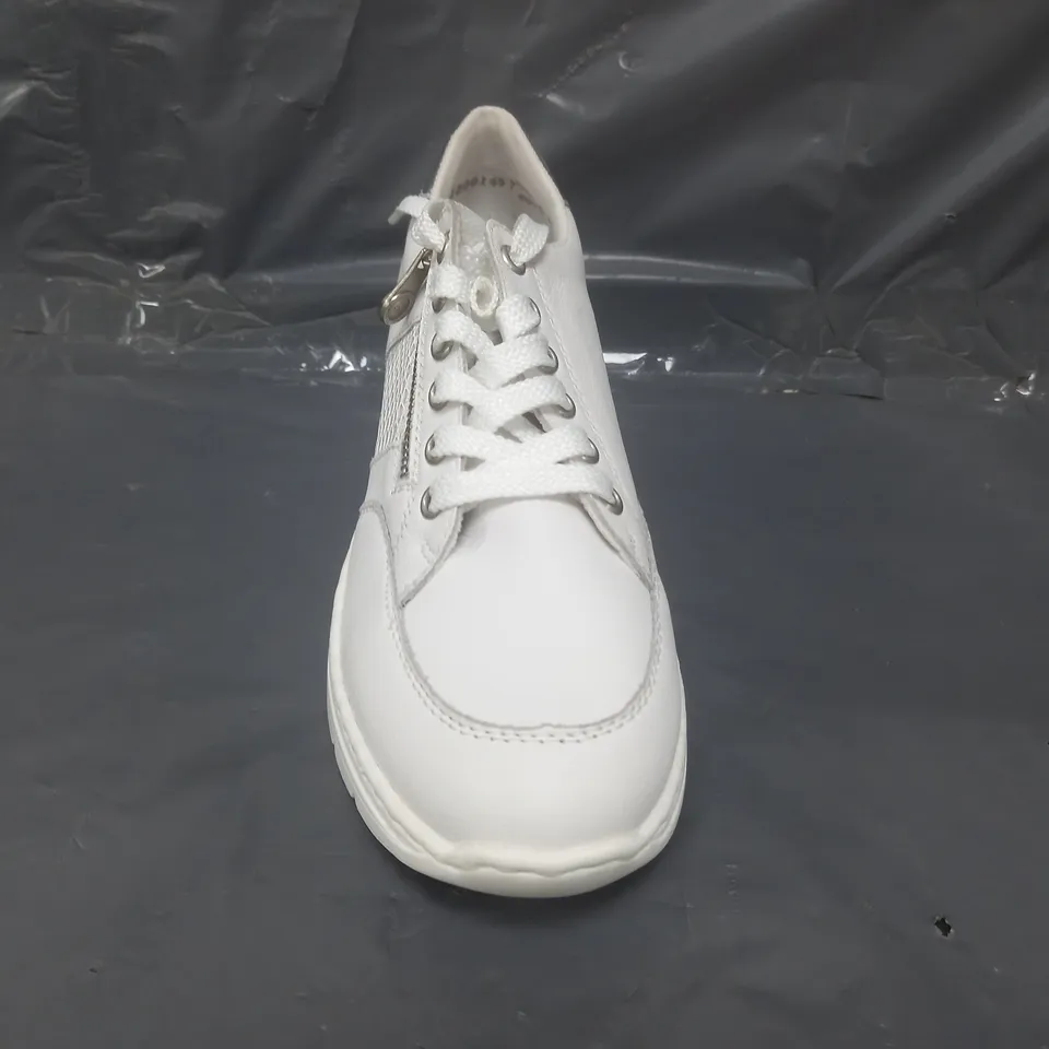 BOXED PAIR OF RIEKER TRAINERS IN WHITE LEATHER SIZE 7.5
