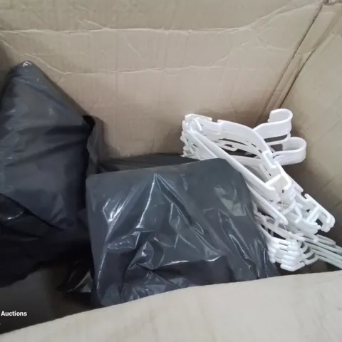 BOX CONTAINING LARGE AMOUNT OF PLASTIC HANGERS.