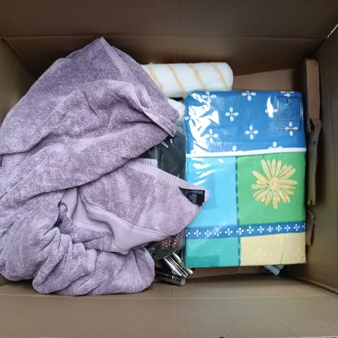 BOX OF APPROXIMATELY 15 ASSORTED HOUSEHOLD ITEMS TO INCLUDE TOWELS , BED COVERS AND PAINTING ACCESSORIES