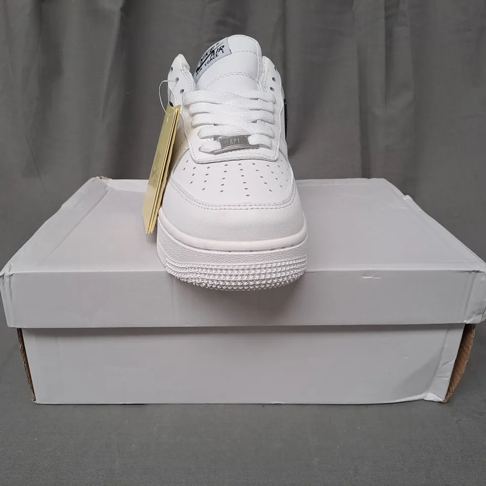 BOXED PAIR OF NIKE AIR FORCE 1 '07 SHOES IN WHITE/BLACK UK SIZE 5.5