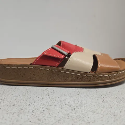 BOXED PAIR OF HOTTER OPEN TOE SANDALS IN TAN/CREAM/RED SIZE 6