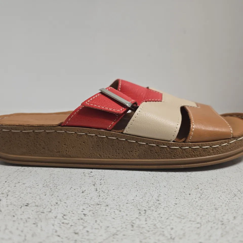 BOXED PAIR OF HOTTER OPEN TOE SANDALS IN TAN/CREAM/RED SIZE 6