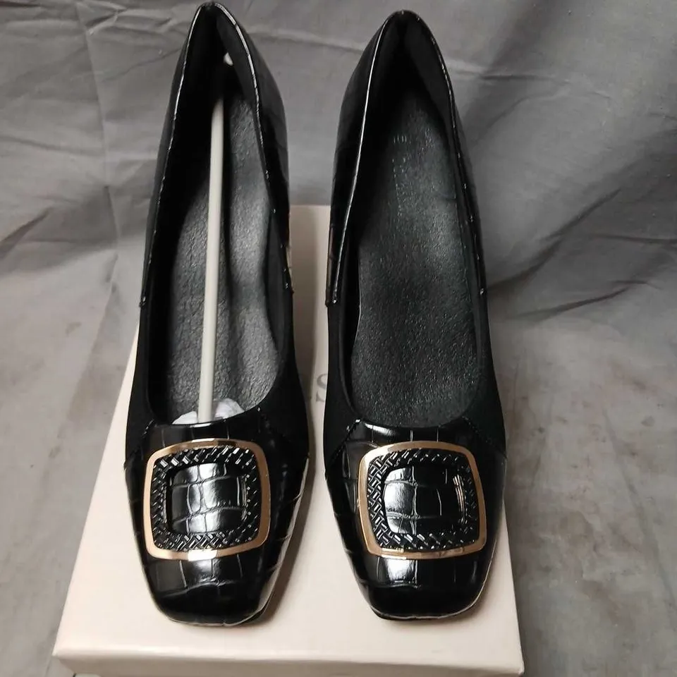 WOMEN'S BLACK PATENT LEATHER PUMPS WITH SQUARE BUCKLE – UK 6 (US 8.5)
