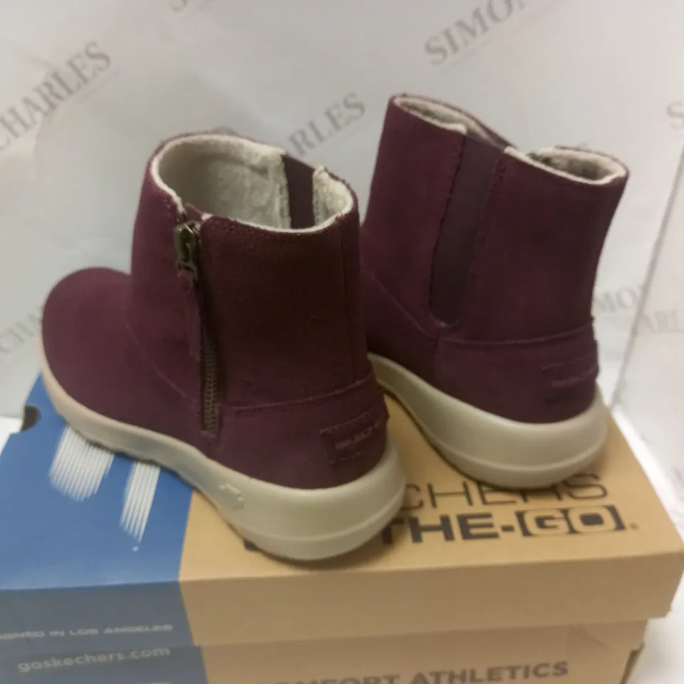 BOXED SKETCHERS ZIP ANKLE BOOTS BURGUNDY - SIZE 5