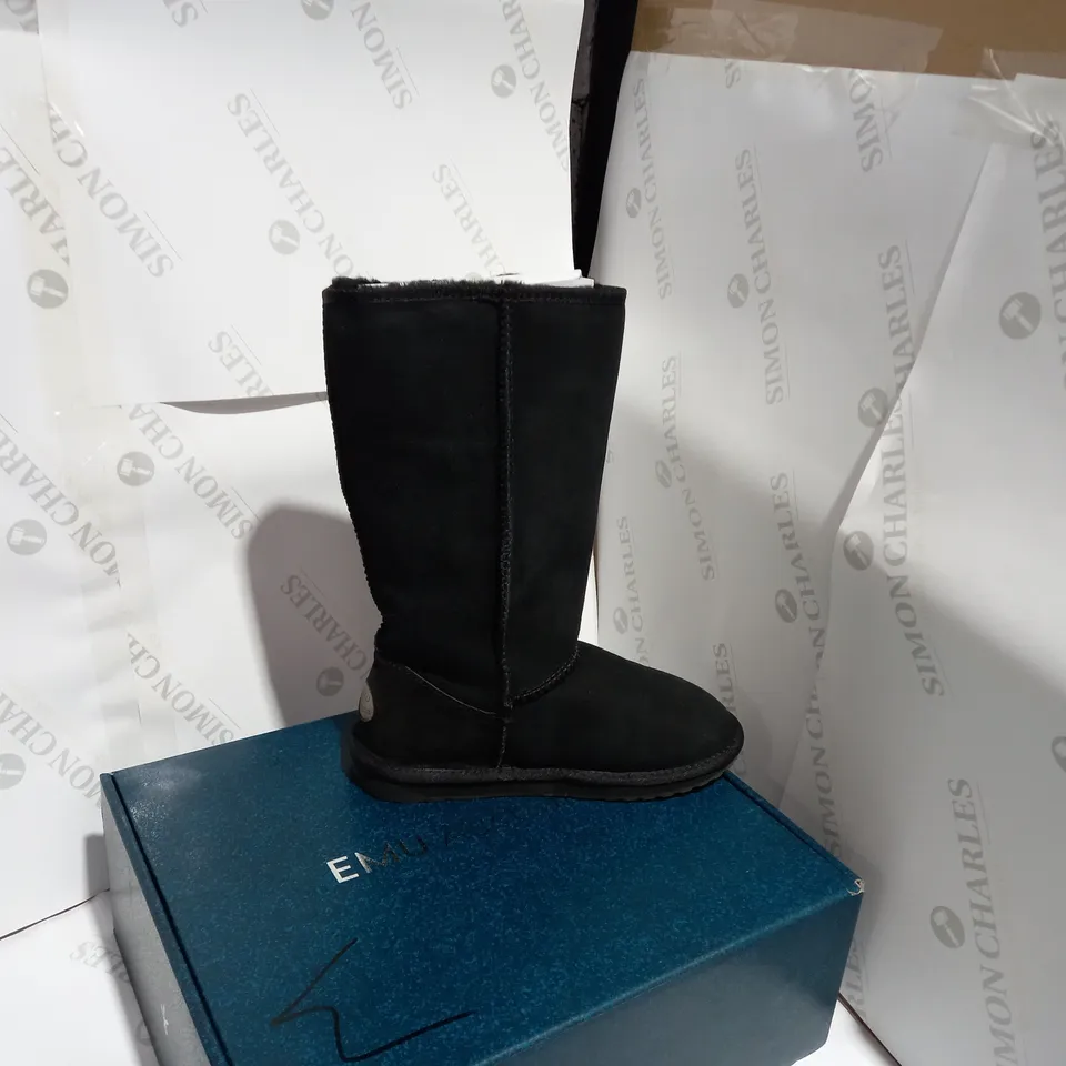 BOXED PAIR OF EMU BLACK WATER RESISTANT BOOTS  - SIZE 6