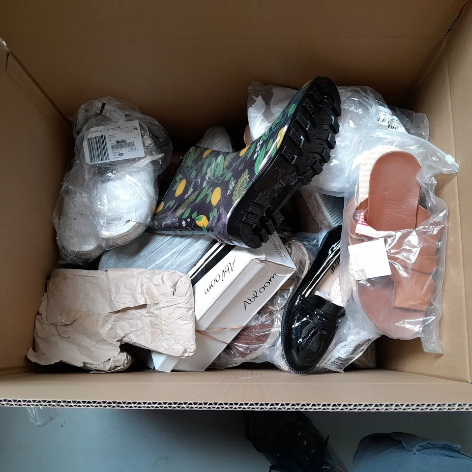 BOX OF APPROX 32 ASSORTED PAIRS OF SHOES TO INCLUDE - CYCLONE SPEED, COLUMBIA, ASICS ETC