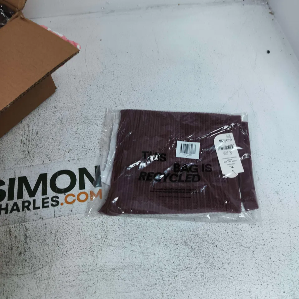 BOX OF APPROXIMATELY 15 ASSORTED CLOTHING ITEMS TO INCLUDE: KNIT MINI SHORTS XL