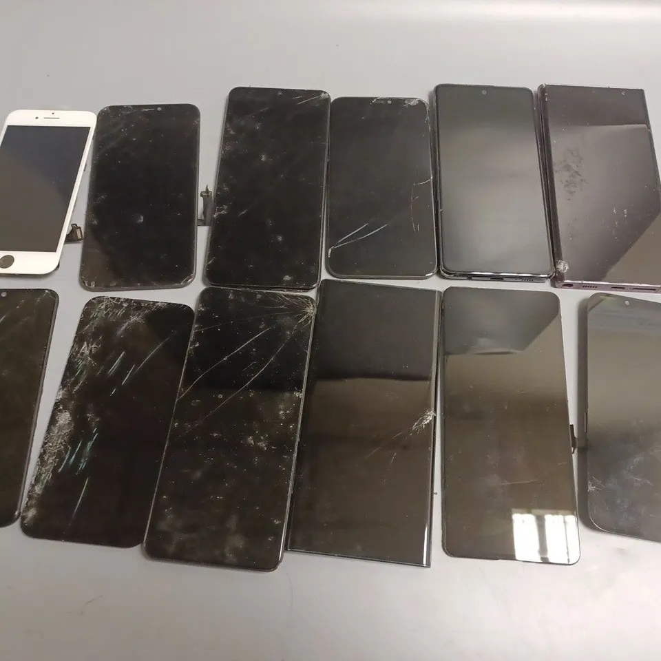 APPROXIMATELY 22 PHONE SCREENS FOR VARIOUS PHONES TO INCLUDE IPHONES AND SAMSUNGS