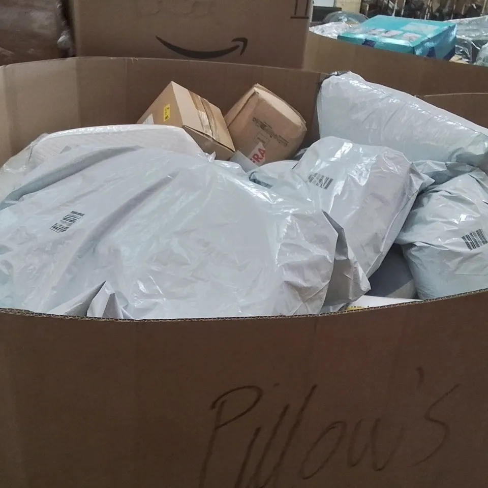 PALLET CONTAINING A LARGE QUANTITY OF PILLOWS 