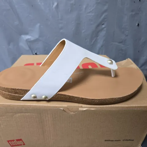BOXED PAIR OF FITFLOP IQUSHION LEATHER TOE-POST SANDALS IN URBAN WHITE - UK 7