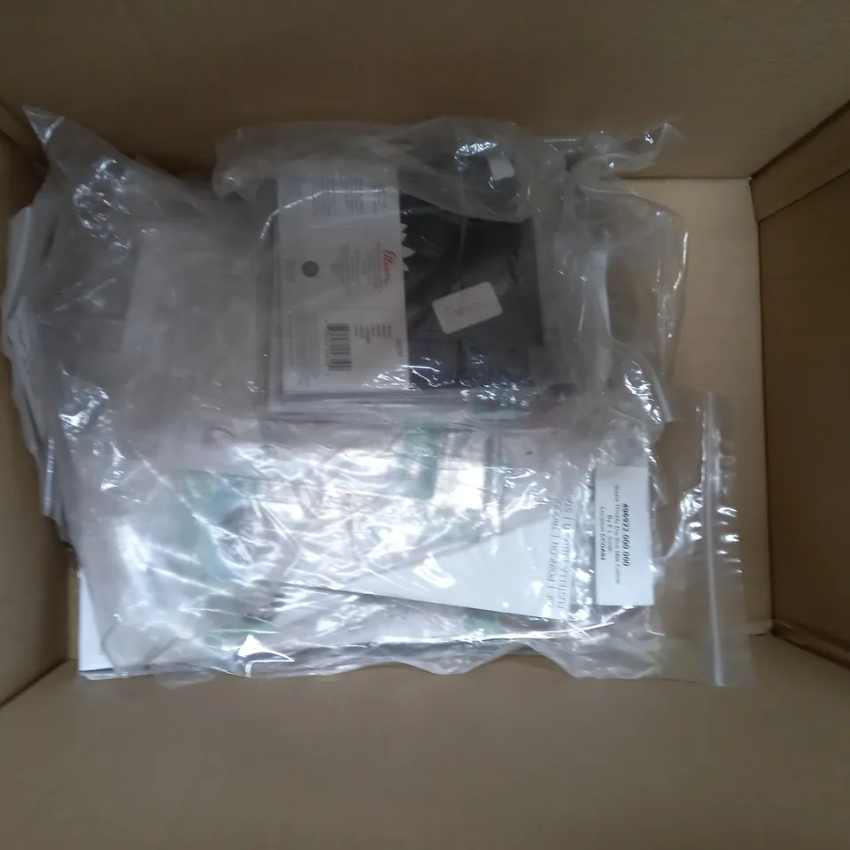 BOX OF APPROX 25 ASSORTED SIZZIX CRAFT ITEMS TO INCLUDE ACCESSORY STORAGE BAG, VARIOUS THINLITS, ETC. 