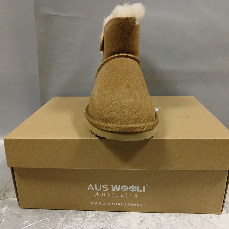 BOXED PAIR OF AUS WOOLI CABARITA BOOTS IN CHESTNUT SIZE UK 5