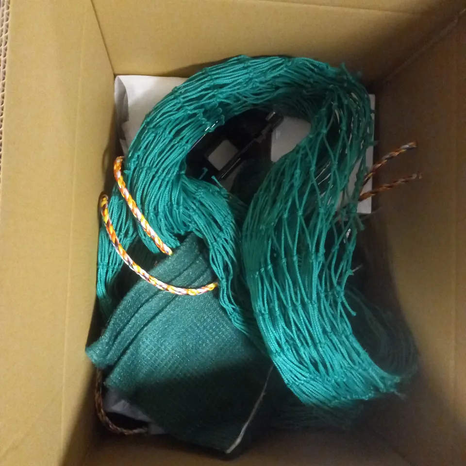 LARGE BOX OF APPROX 10 ASSORTED ITEMS TO INCLUDE - DESK LAMP - WALLPAPER - GREEN NETTING - ETC