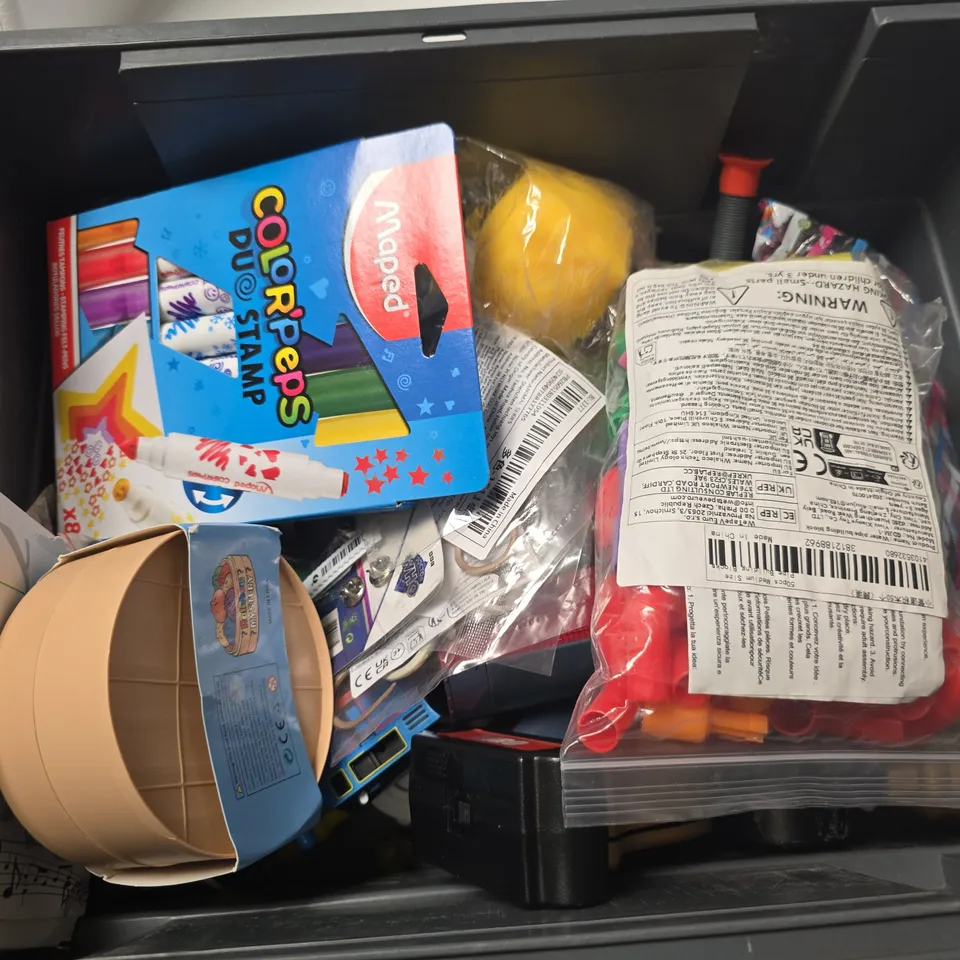 APPROXIMATELY 12 ASSORTED TOYS & GAMES PRODUCTS TO INCLUDE PLAYING CARDS, MARBLES, SQUISHY BUN ONE SET SUGAR EDITION, ETC