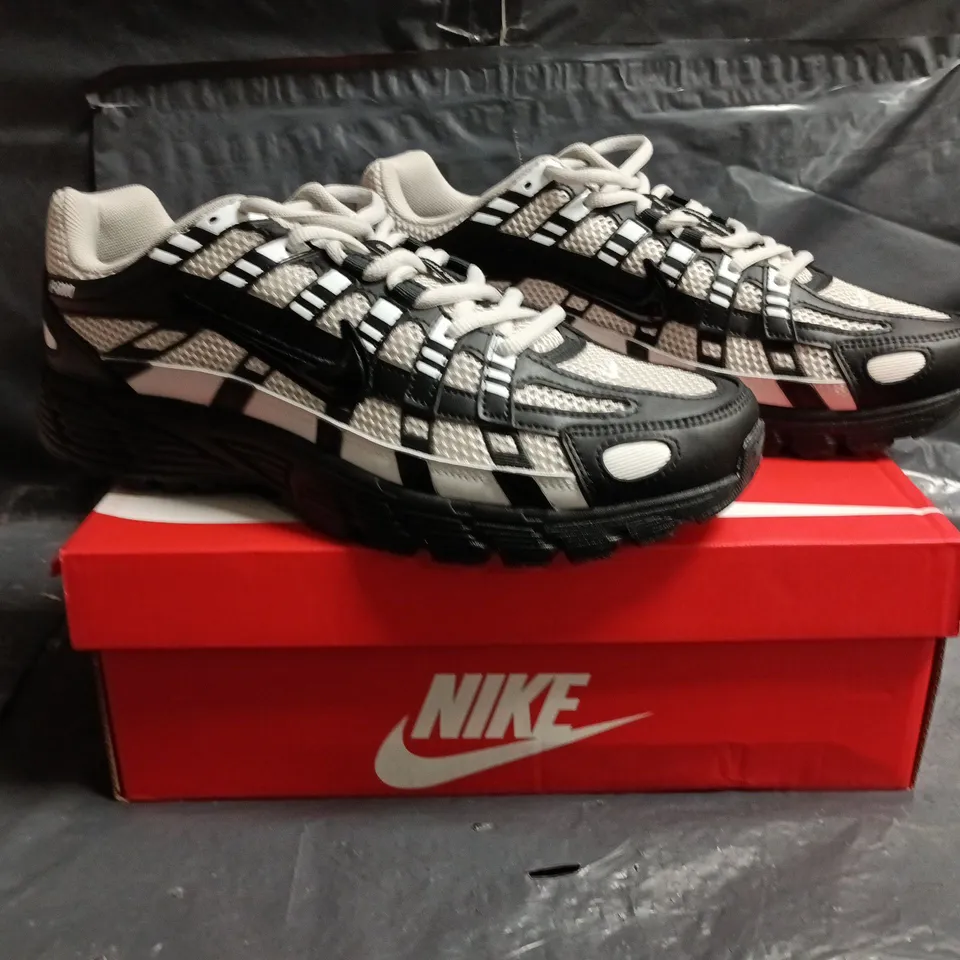 BOXED PAIR OF NIKE P-6000 TRAINERS IN SHADOW GREY/BLACK SIZE UK 10