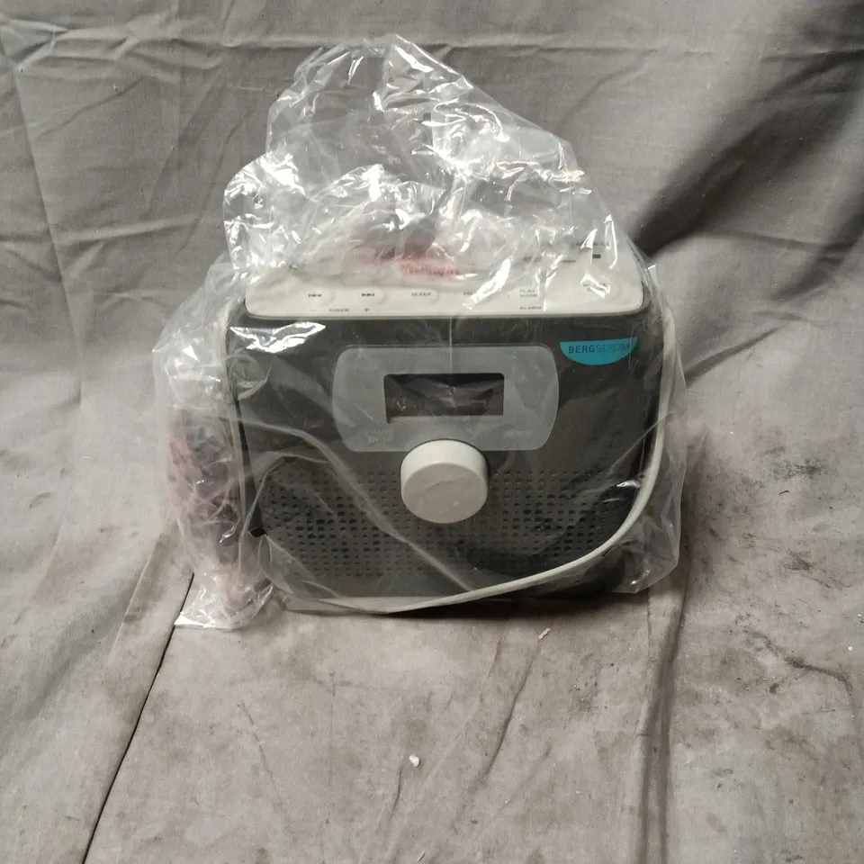 BERGSTRÖM PORTABLE CD/RADIO PLAYER – SHOWERPROOF, RECHARGEABLE